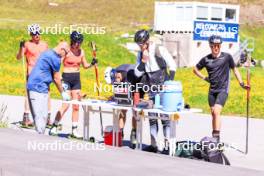 04.06.2024, Lenzerheide, Switzerland (SUI): Jon-Fadri Nufer (SUI), Lars Ruckstuhl (SUI), Giuliana Werro (SUI), Noe Naeff (SUI), Erik Braten Guidon (NOR), coach Team Switzerland, Pierrick Cottier (SUI), (l-r) - Cross-Country training, Lenzerheide (SUI). www.nordicfocus.com. © Manzoni/NordicFocus. Every downloaded picture is fee-liable.