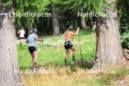 15.08.2024, Ulrichen, Switzerland (SUI): Victoria Carl (GER), Katharina Hennig (GER), (l-r) - Cross-Country summer training, Ulrichen (SUI). www.nordicfocus.com. © Manzoni/NordicFocus. Every downloaded picture is fee-liable.